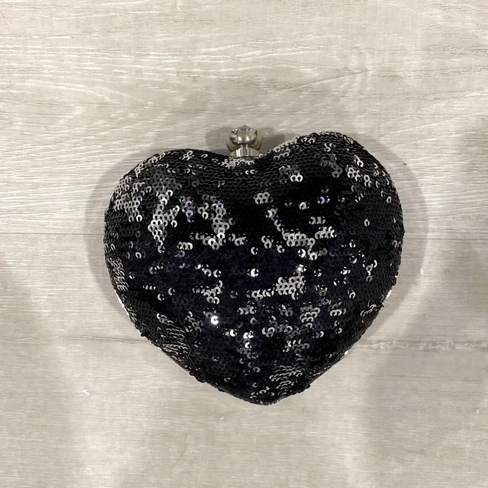 Heart shaped purse 🖤 - Picture 1 of 4